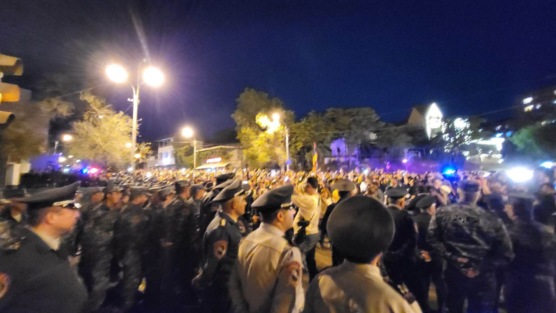 «Դիմադրության» շարժման երթը կանգ առավ կառավարական առանձնատների մոտ․ այստեղ մեծաթիվ ոստիկանական ուժեր են կենտրոնացված