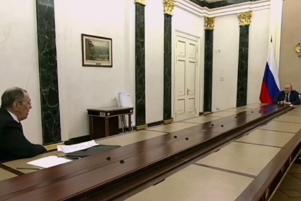 Պեսկովը բացատրել է, թե ինչու էր Պուտինի՝ Շոյգուի և Լավրովի հետ հանդիպումների ժամանակ սեղանն այդքան երկար