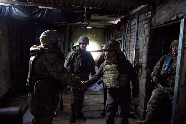 Զելենսկին Դոնբասի առաջնագծում, որտեղ շարունակվում են ինտենսիվ հրետակոծությունները ,հանդիպել է ուկրաինացի զինծառայողներին