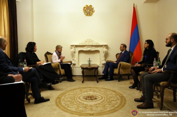 ԱԽ քարտուղարը հանդիպել է Ֆրանսիայի ԶՈՒ պատվիրակության հետ