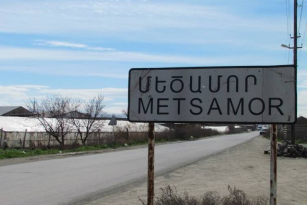 Փոքր համայնք՝ ճոխ մեքենա․ Հրապարակ