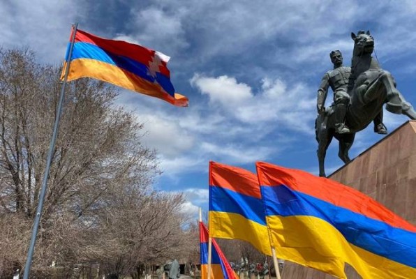 Գյումրիում տեղադրվել է Արցախի Հանրապետության դրոշը