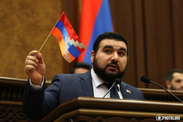«Աներձագով», «ուսապարկով» հարձակվել էին Արցախի դրոշի վրա․Հրապարակ