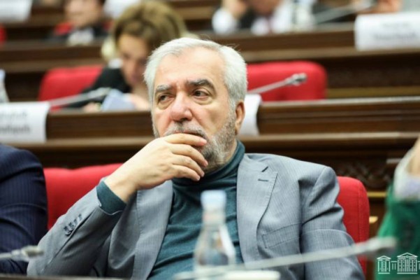 Ովքեր են ուղղորդում Անդրանիկ Քոչարյանին․ Հրապարակ