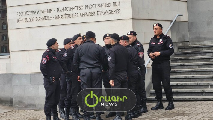 Բողոքի ակցիա՝ ԱԳՆ-ի դիմաց. ոստիկանության էլիտար ստորաբաժանումներ են  կենտրոնացվել