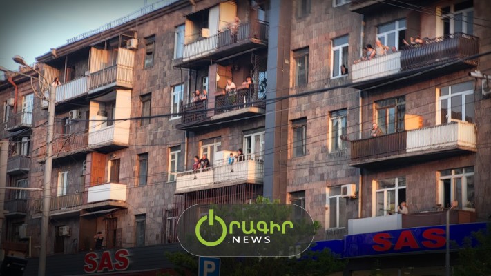 Բնակիչները պատշգամբներից աջակցություն են հայտնում ընդդիմությանը, ոմանք էլ ձեռքով «դիսյալք» ցույց տալիս