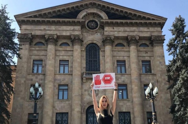 «STOP Նիկոլ»․ ՀՀԿ երիտասարդներն ակցիա են անում ԱԺ շենքի դիմաց