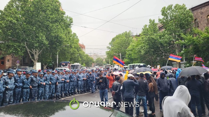 Ընդդիմությունը շրջափակել է Մատենադարանը. անակնկալներ են խոստանում