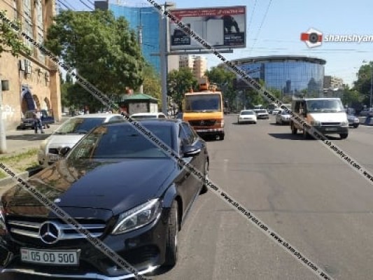 Արշակունյաց պողոտայում տրոլեյբուսի էլեկտրալարերը պոկվել ու վնասել են մի քանի ավտոմեքենաներ