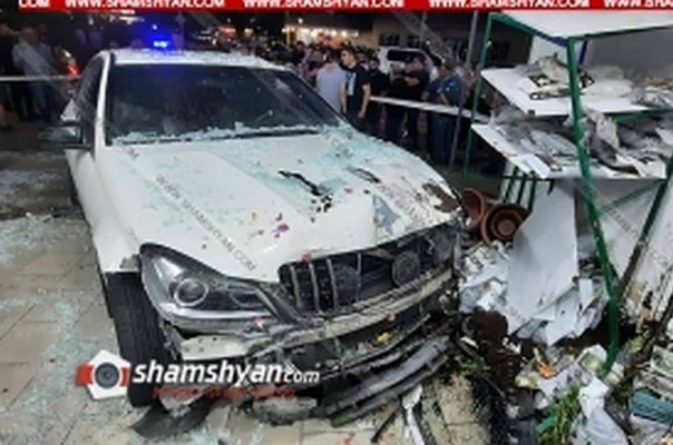 Երևանում Mercedes-ը մխրճվել է ծաղկի սրահի մեջ. կան վիրավորներ. shamshyan.com