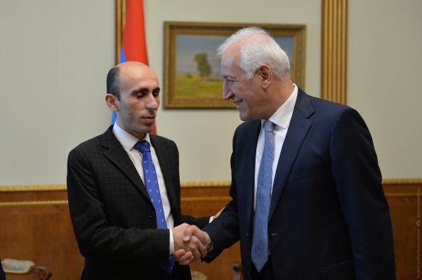 Նախագահ Խաչատուրյանն ու Արտակ Բեգլարյանը քննարկել են Արցախի հումանիտար խնդիրները