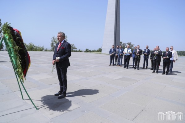 Գերմանիայի Սաքսոնիա-Անհալթ երկրամասի Լանդթագի նախագահն այցելել է Ծիծեռնակաբերդի հուշահամալիր