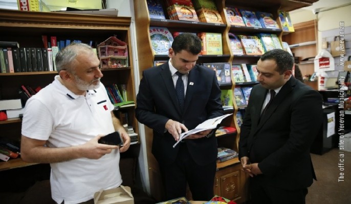 Համայնքային գրադարանների ֆոնդը համալրվում է. Երևանի քաղաքապետն այցելել է հրատարակչություններ