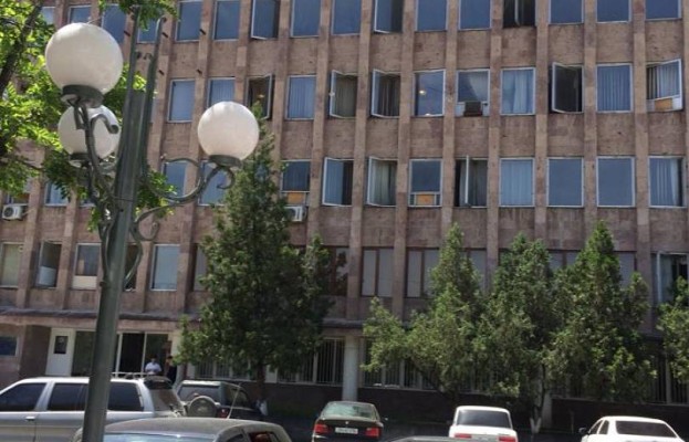 Մասիսի քաղաքապետարան ներխուժածի մայրն էլ է դեպքի վայրում