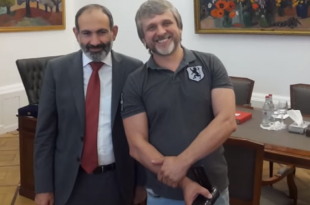 Փաշինյանի սրտի ռուս բլոգերը Հայաստանին մեղադրում էր Ղարաբաղում հանցագործությունների մեջ