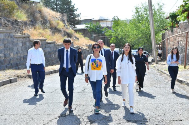 Արագածոտնի մարզում երկու օր շարունակ մարզպետն ու համայնքապետերն ուղեկցել են Աննա Հակոբյանին. Ժողովուրդ