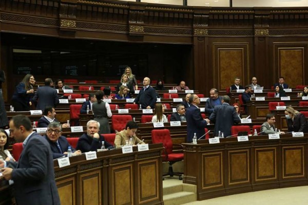 Երկար ու տանջալից քննարկում․ Հրապարակ