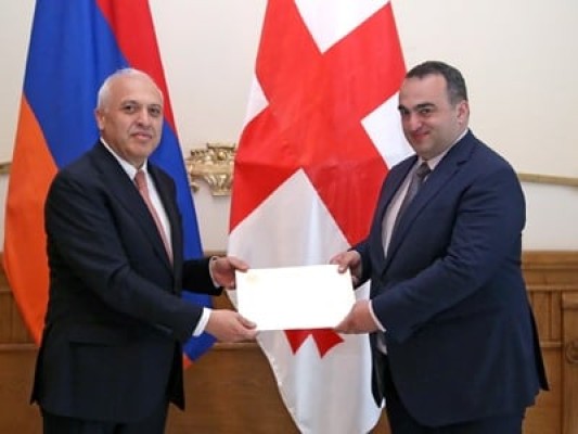 Աշոտ Սմբատյանը հավատարմագրերի պատճենն է հանձնել Վրաստանի ԱԳ նախարարի առաջին տեղակալին