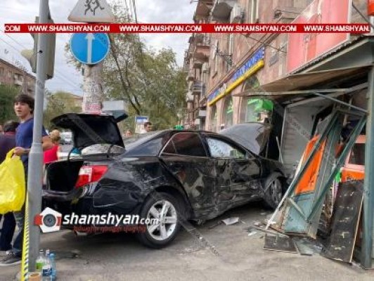 Երևանում բախվել են Mercedes-ն ու Toyota-ն, վերջինս մխրճվել է թերթի կրպակի մեջ, կոտրվել է «սվետաֆորը»