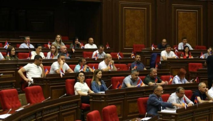 «Պատիվ ունեմ»-ի՝ ԱԺ վերադառնալու որոշումը կայացրել է Սերժ Սարգսյանը.Հրապարակ