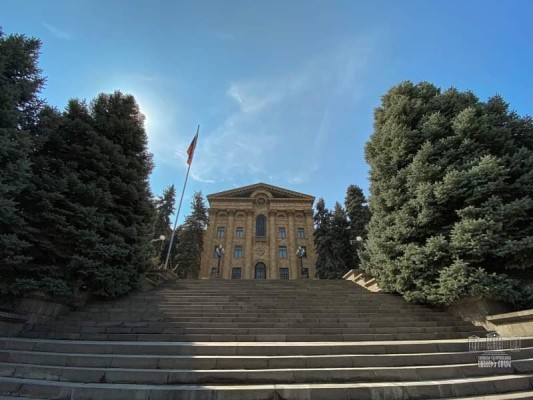 Որ պաշտոնյաները չեկան բյուջեի քննարկումներին. Ժողովուրդ