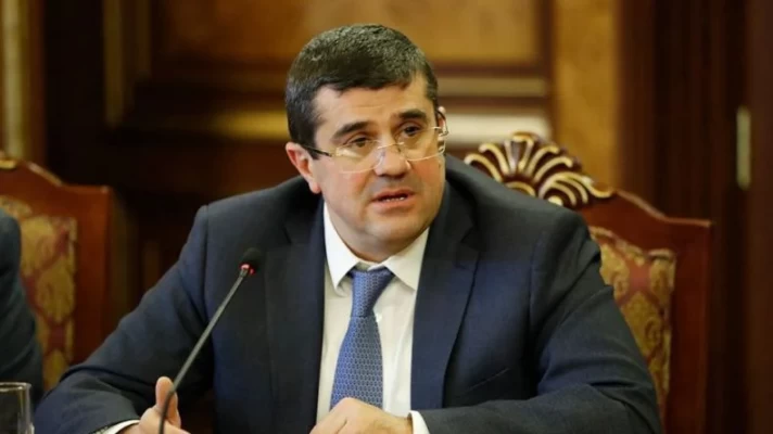Արցախի նախկին ՊԲ հրամանատարի դեմ հարուցված քրեական վարույթով հարցաքննվել է Արայիկ Հարությունյանը. Ժողովուրդ