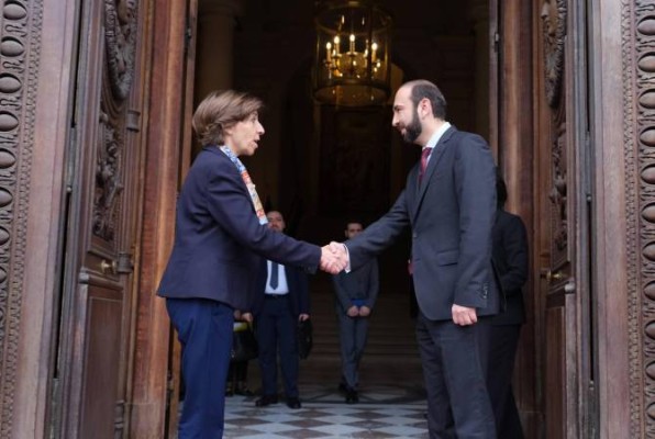 ՀՀ ԱԳ նախարարը Ֆրանսիայի պաշտոնակցին երախտագիտություն է հայտնել Բաքվի ագրեսիայի առնչությամբ Փարիզի դիրքորոշման համար