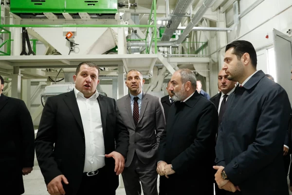 Փաշինյանն օլիգարխների հետ է տալիս-առնում․ Ժողովուրդ