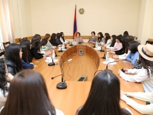 «Կարևոր է հասնել խաղաղության»․ ՔՊ-ական պատգամավորն ընդունել է աշակերտների և ուսուցիչների