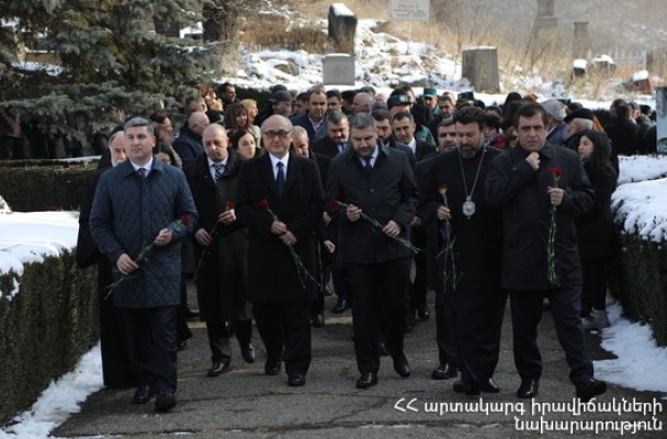 ԱԻ նախարարը Սպիտակ և Վանաձոր քաղաքներում հարգանքի տուրք է մատուցել 1988-ի երկրաշարժի անմեղ զոհերի հիշատակին
