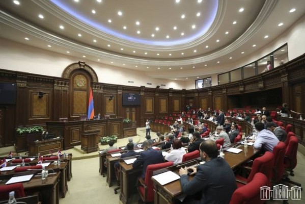 Իշխանությունն արտահերթ նիստերով փորձելու է սղղացնել աղմկահարույց նախագծերը. Հրապարակ