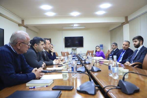 Էկոնոմիկայի նախարարը հանդիպել է թռչնամիս արտադրող ընկերությունների ներկայացուցիչների հետ