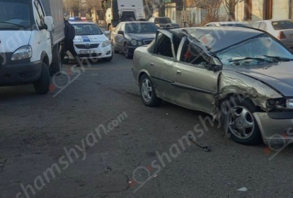 Սևանում բախվել են Opel-ն ու բեռնատար «ԳԱԶել»-ը․ հայրը և նրա 10-ամյա որդին տեղափոխվել են հիվանդանոց