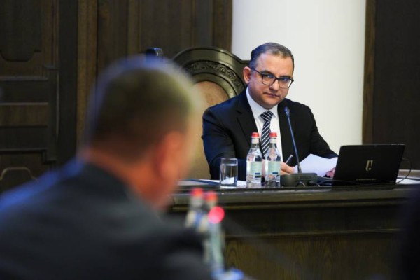 «Հարգանքը» «հասնում է» միայն Նիկոլ Փաշինյանին․ Հրապարակ
