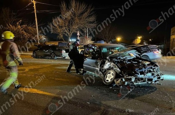 Երևանում բախվել են 3 Mercedes-ները և Mitsubishi-ն, կան վիրավորներ