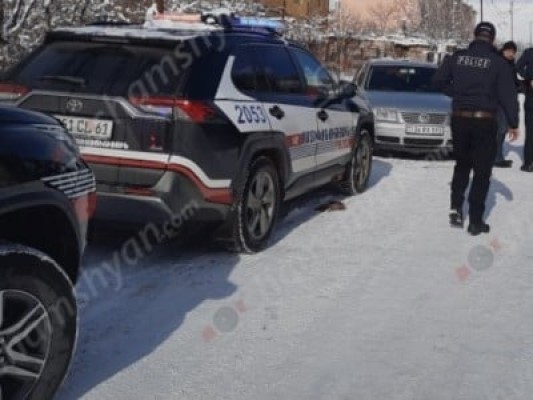 Վանաձորում կոտրել են Վանաձորի բանտի աշխատակցի ավտոտնակի դուռն