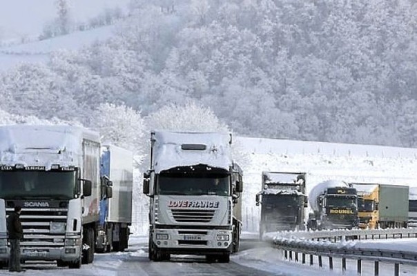 Լարսը փակ է կցորդիչով բեռնատարների համար