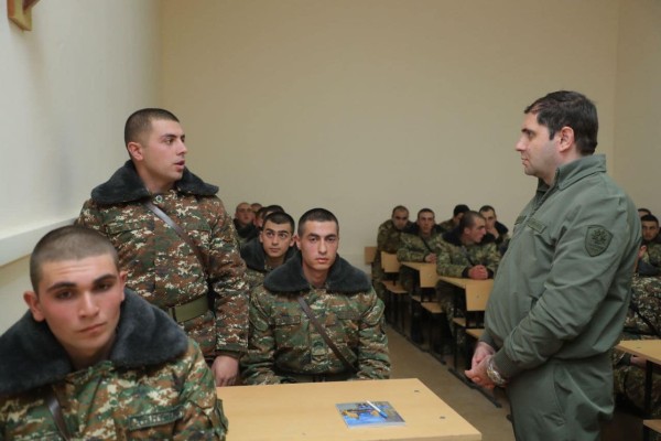 Սուրեն Պապիկյանն առանձնազրույցներ է ունեցել սպաների հետ