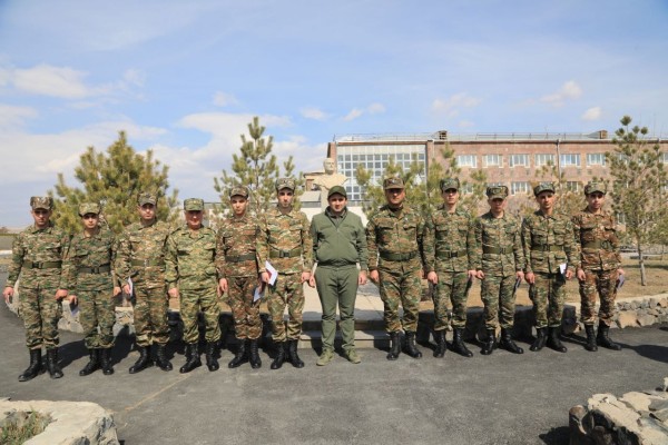 Սուրեն Պապիկյանը հանդիպել է զորացրվող զինվորների հետ