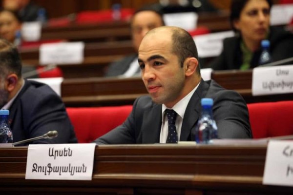 Արսեն Ջուֆալակյանի պատճառով հանրայինի լրագրողին զրկել են իր հեղինակային հաղորդումը վարելուց․ Հրապարակ