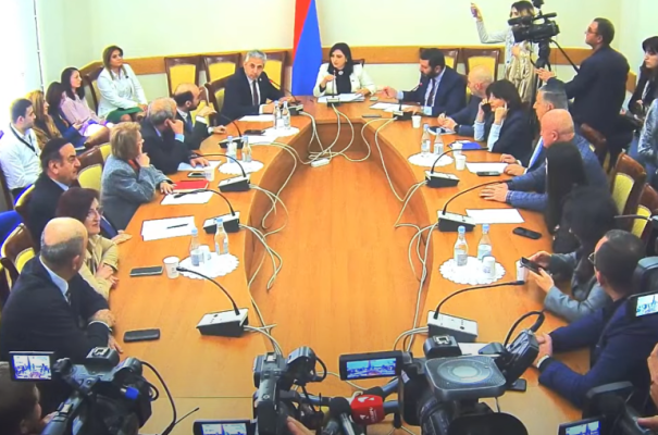«Դուք ինձ մի՛ թելադրեք՝ ես ինչ անեմ»․ Էդգար Ղազարյանի ելույթից հետո Մարդու իրավունքների պաշտպանության հանձնաժողովի նիստում իրարանցում սկսվեց