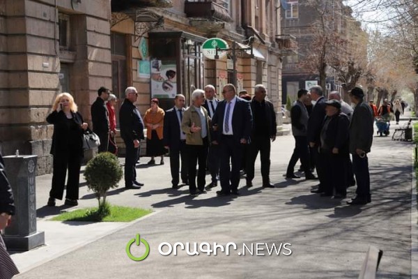 Շիրակի մարզպետը եղել է Գյումրու վթարային շենքերում և խոստումներ է տվել
