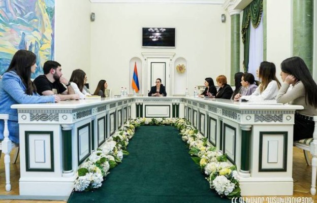 Եկեք, հետեւեք, տեսեք, թե ում հետ եւ ոնց է գալիս համալսարան․ Հրապարակ