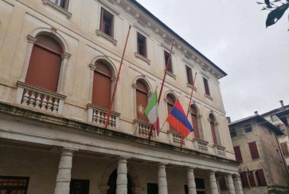 Իտալական Ազոլոյի քաղաքապետարանի շենքին ծածանվում է Հայաստանի դրոշը