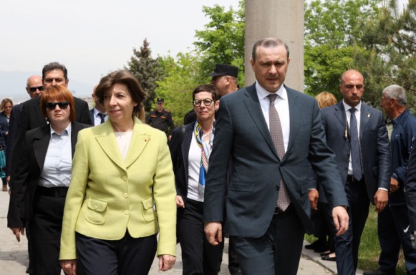ԱԽ քարտուղարն ու Ֆրանսիայի ԱԳ նախարարն այցելել են Եռաբլուր