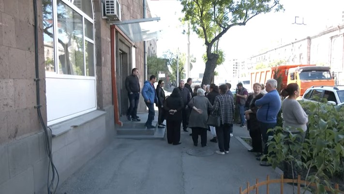 Ֆիրդուսիի բնակիչների բողոքի ակցիան` Կադաստրի կոմիտեի դիմաց. ՈւՂԻՂ