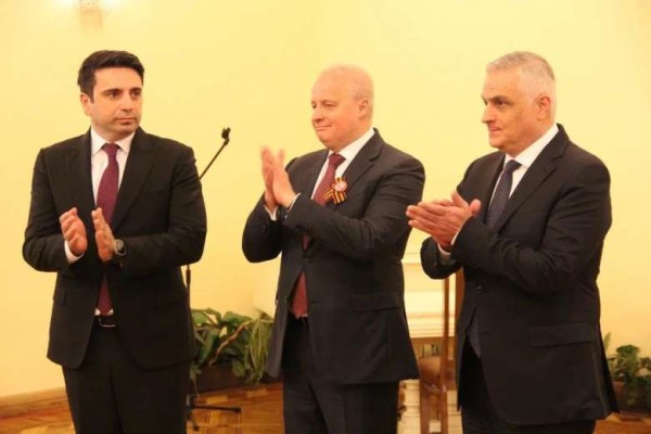 Փոխվարչապետը, ԱԺ նախագահը, 102-րդ ռազմաբազայի հրամանատարությունը օրվա առթիվ ՌԴ դեսպանատանն էին
