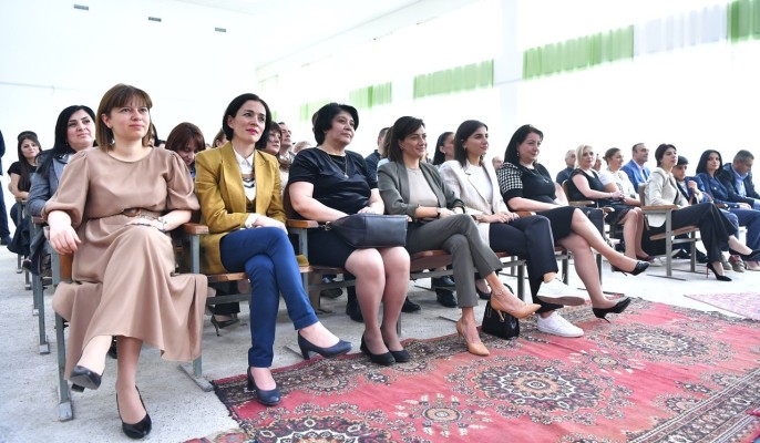 Ոտքի թեւնոցով առաջին տիկին այբբենարանի հանդեսին տեսե՞լ եք