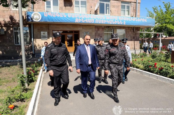 ՆԳ նախարարն այցելել է կրթահամալիր ու հետևել պարեկային ծառայության դասընթացներին