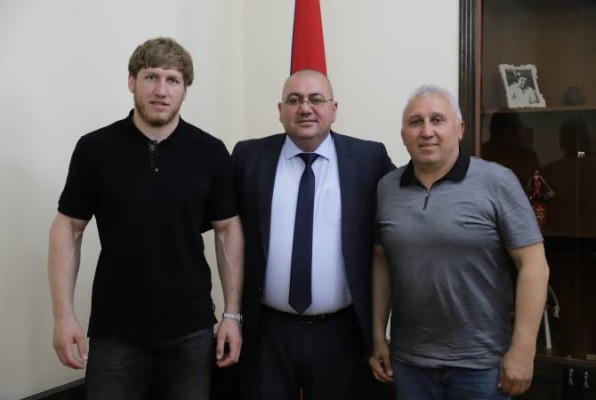 Շիրակի մարզպետ Մուշեղ Մուրադյանը հյուրընկալել է օլիմպիական չեմպիոն Արթուր Ալեքսանյանին
